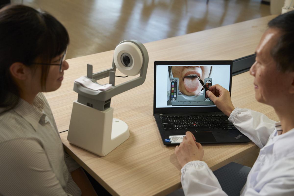 友達耘康的「舌象辨識軟體」則運用AI與大數據技術，可快速辨識舌色、舌形、苔色、苔質等特徵，顯著提升舌象辨識效率，優化檢測流程。