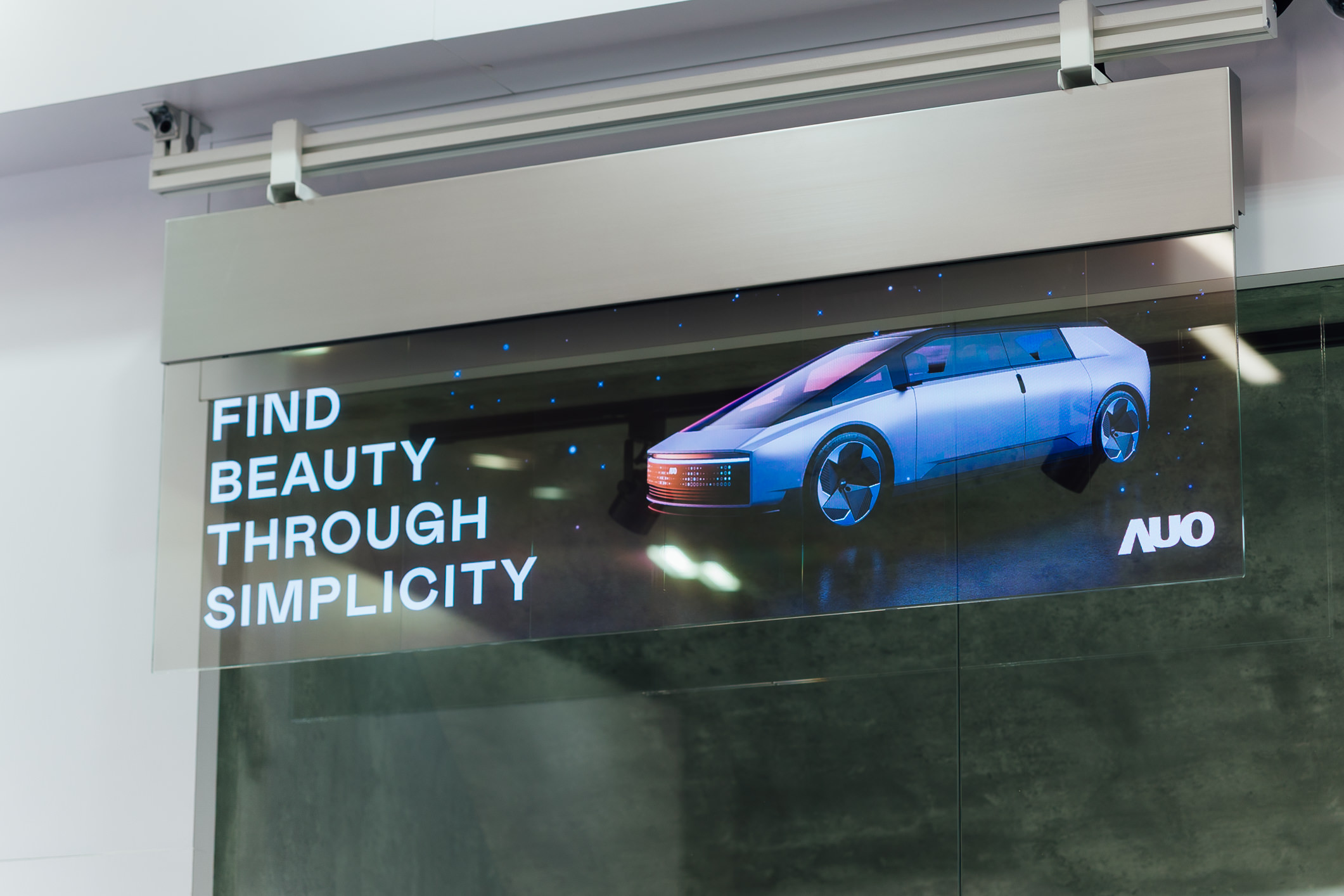 具备高亮度透明感的54吋透明Micro LED智慧广告牌，可无限拼接不同尺寸，营造出兼具科技感与美学的沉浸式氛围，适用于旗舰店、展演空间等多元场域。