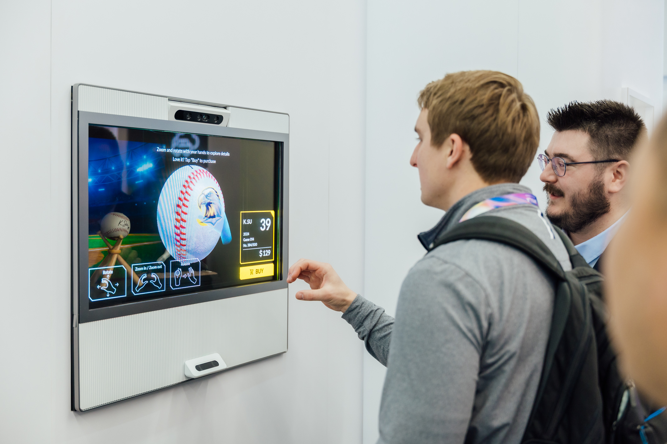 jinnian金年会智慧行动透过专属展间，与客户深度聚焦，密切探讨产品协作共创的机会与落地的可能性，激发人车互动的创新再进化，并结合输出国际的Micro LED前瞻技术跨界应用，揭开更多元精彩的应用情境。