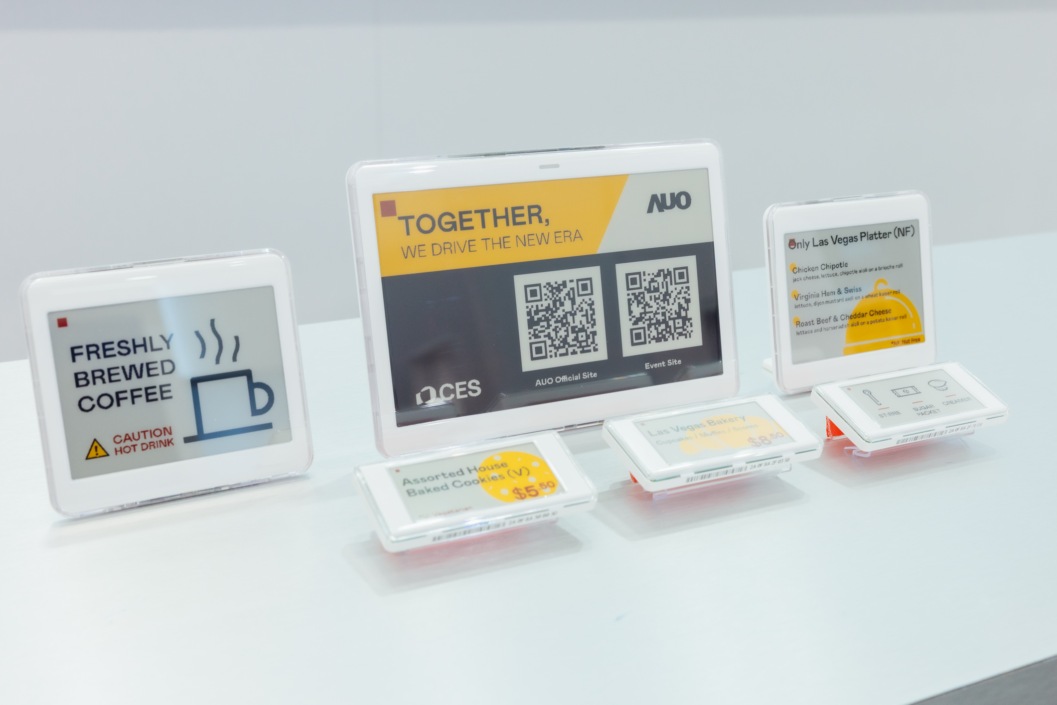 达擎开发的低功耗、全彩的aecoPost电子纸解决方案，仅在更新画面时需要微量的电力驱动，无需布建电线的便捷设计，使其可灵活应用、弹性选择置放处；可搭配aecoTag电子货架卷标解决方案，驱动商店内所有数字广告牌和电子货架卷标，以远程控制实现动态变价，提升门市人员作业效率，并以无纸化落实永续经营目标。