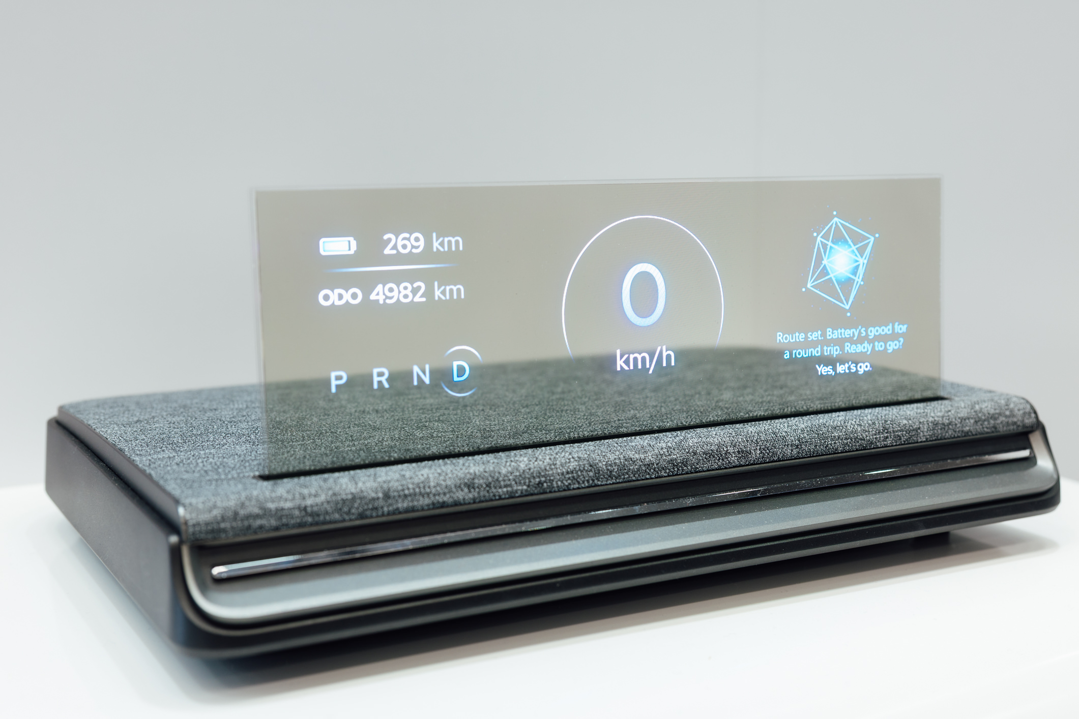 全球首款Aero Module透明Micro LED显示器模块外观轻盈通透，可与数字内容完美融合，提供动态显示、先进控制、个人化沉浸感受。