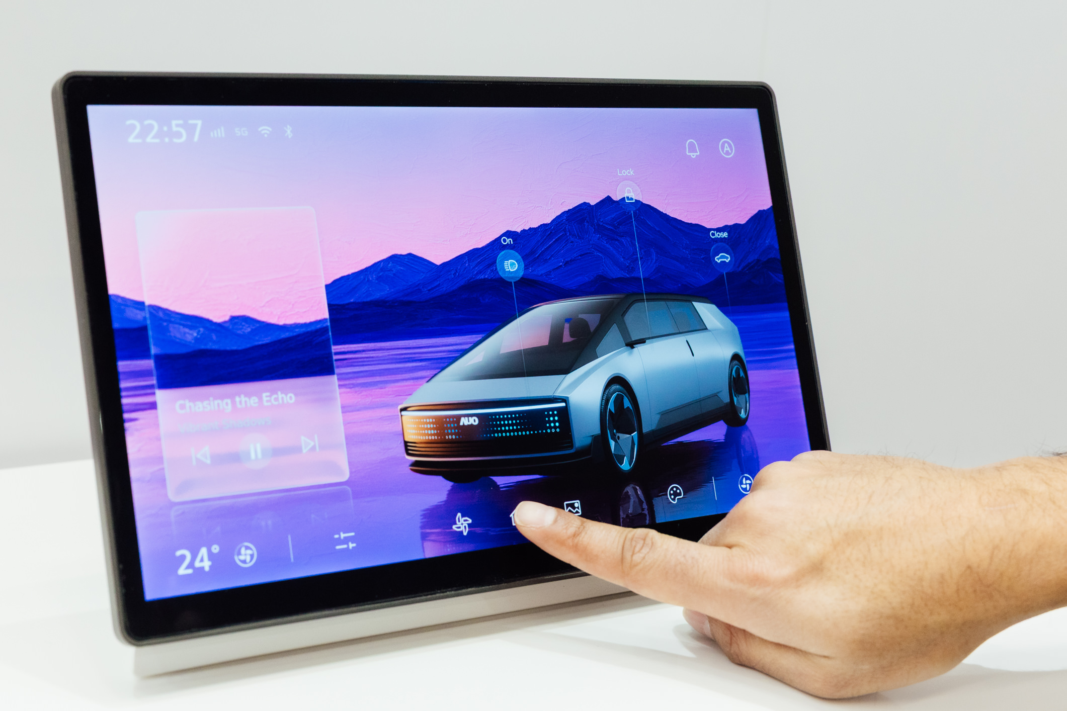 将先进抗反光技术导入于CID中控台呈现全时可视效果，并支持与座舱环境完美融合，带来清晰且不干扰的驾驶与座舱操作体验，兼容座舱质感与行车安全。