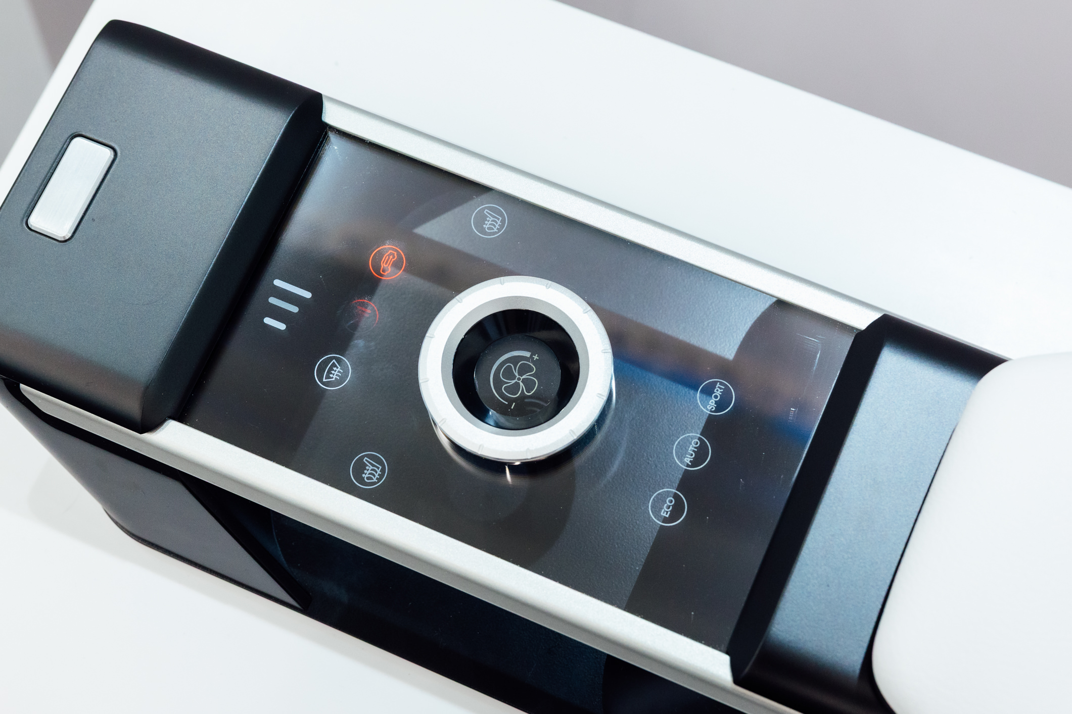 以极简设计打造的CrystalSense Console，为中央扶手区带来创新突破，将功能隐藏于简约的外观中，并采用悬浮式旋钮搭配玻璃面板与主动触觉回馈，仅在操作时才显现功能选单，提供直觉且可自定义的互动体验。